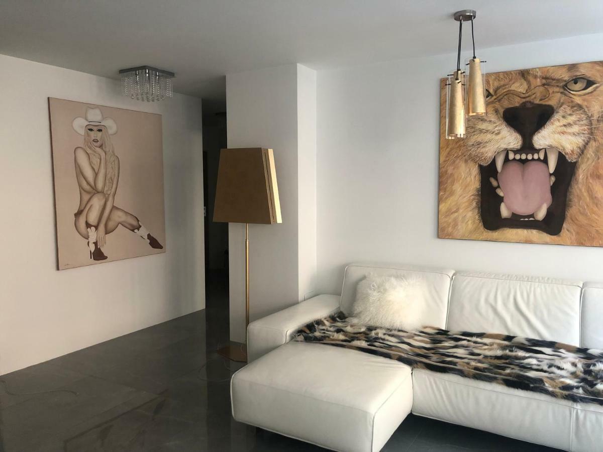 Luxurious 2 Bedroom Old Apartment *